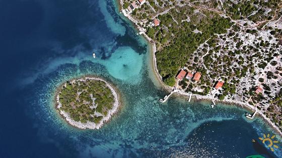 Otok Gangarol (lijevo) jedan je od najvećih od 13 otoka u općini Tkon, a Orlić je najmjanji