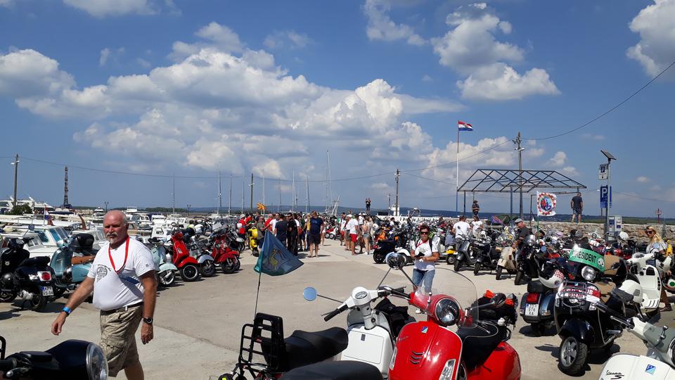 CroVespa 2018. na rivi u Tkonu