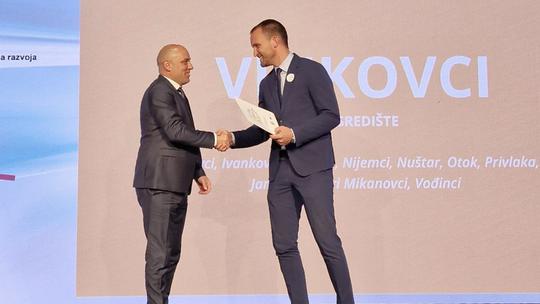 Ministar Šime Erlić uručio je gradonačelniku Vinkovaca Ivanu Bosančiću Odluku o provedbi ITU mehanizma. Svečano uručenje odluka održano je u okviru Konferencije "URBANA AGENDA za RH do 2030."