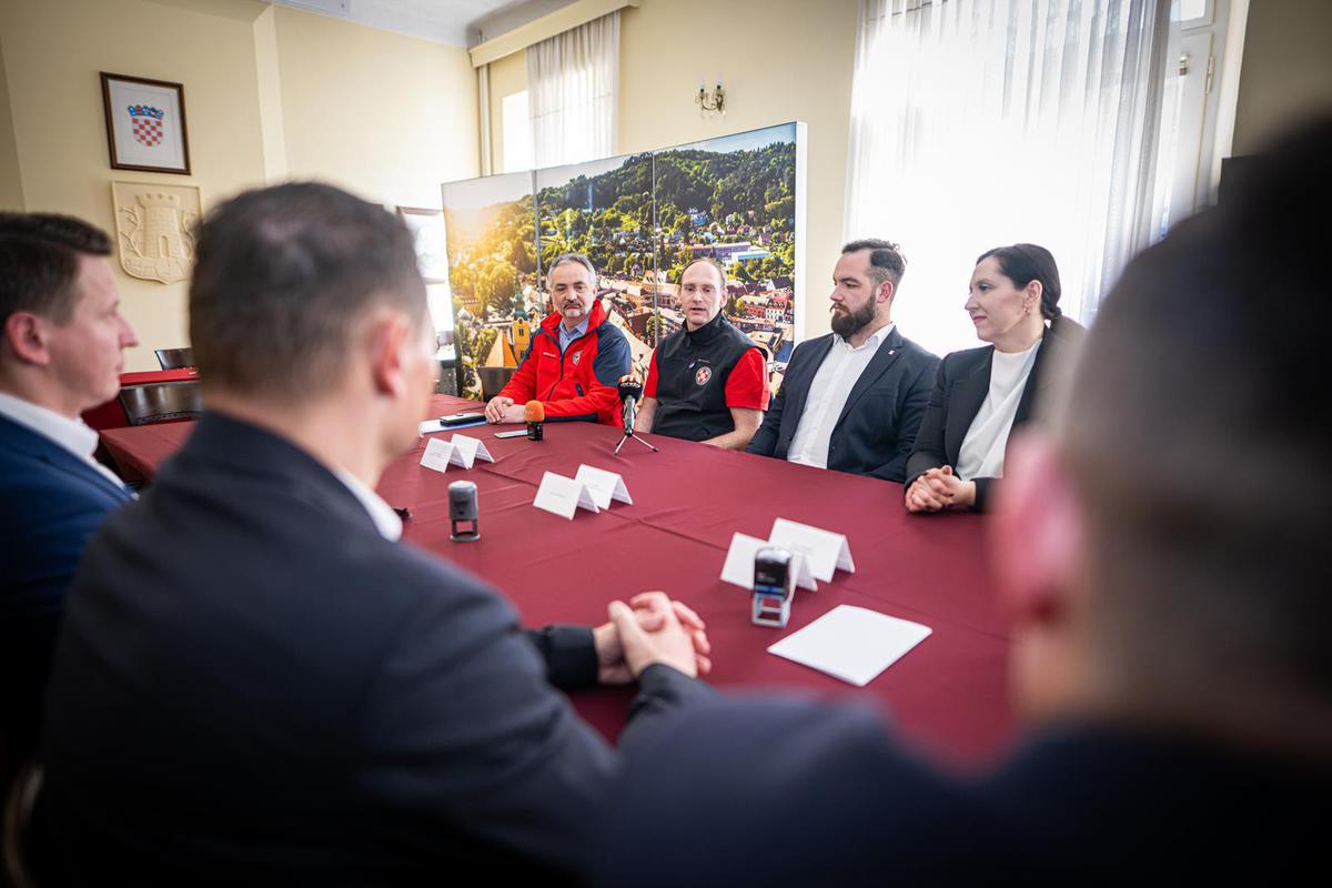 storyeditor/2025-03-06/Potpisivanje_ugovora_HGSS.jpg VRIJEDNOST VOZILA je gotovo 120 tisuća eura, a najveći dio osigurao je Grad Samobor
