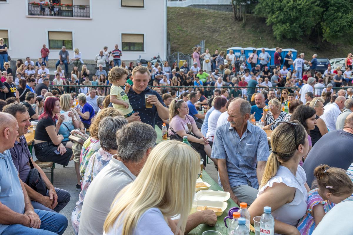 storyeditor/2024-07-08/Publika.jpg ODUŠEVILI PUBLIKU Ansambli su predstavili bogatstvo narodnih nošnji