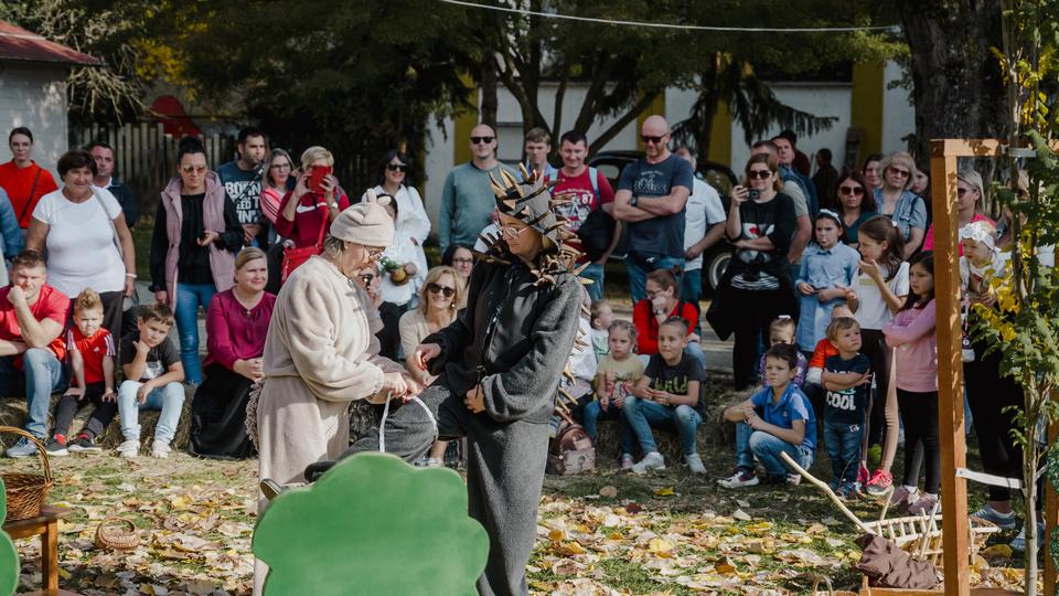 Zbog sve većeg interesa posjetitelja novost je da Medeni vlak na kirvaj s daškom prošlosti do Novske vozi iz smjera Zagreba i Vinkovaca i 14. i 15. listopada