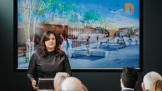 storyeditor/2025-03-21/novska_b_slager_-_trg_glagoljice_predstavljanje.jpg