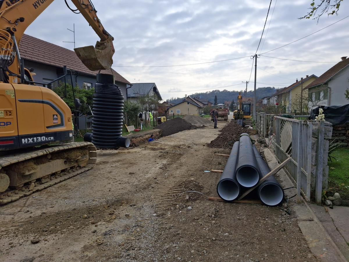 storyeditor/2024-10-28/Zumberacka_ulica___manja_slika.jpg U Žumberačkoj se nogostup gradi, ali kao projekt izvan aglomeracije, odnosno, u sklopu radova rekonstrukcije ulice