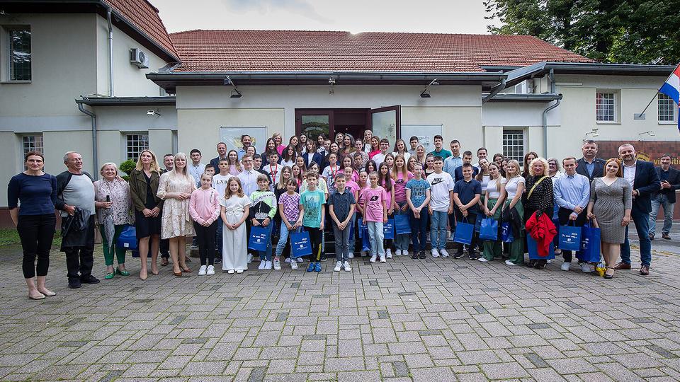IZA NAJBOLJIH na županijskim i državnim natjecanjima, susretima i smotrama stoji dugotrajan rad, velik trud i ustrajnost ne samo učenika nego i njihovih mentora, ravnatelja, kao i drugih zaposlenika škola i djelatnika u obrazovanju