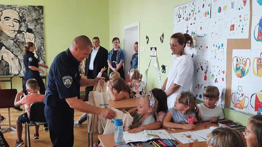 NAKON EDUKACIJE djeci je podijeljen promidžbeni materijal, odnosno olovke, bojice i bilježnice, što je osigurao Grad