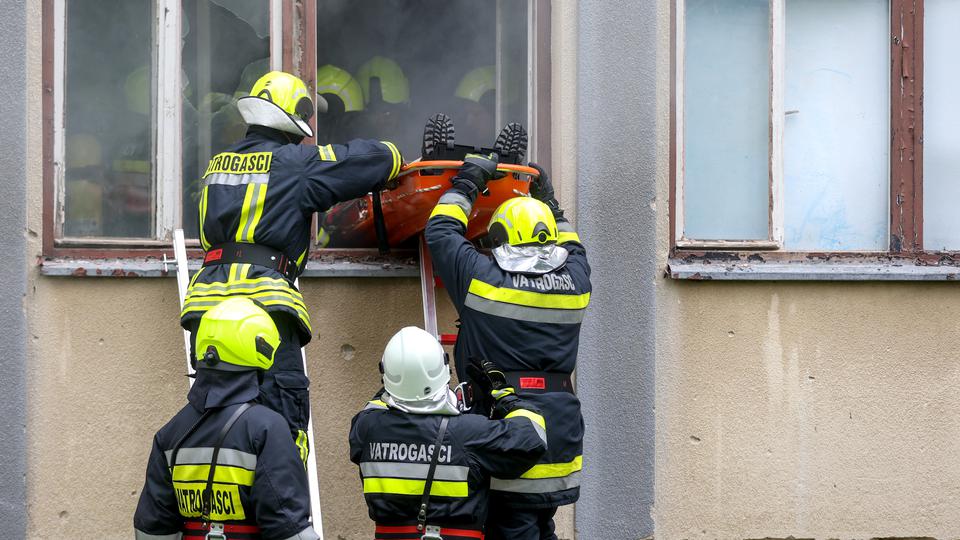 VATRENA STIHIJA U VOJARNI Prema scenariju, u objektu 5 izvedena je vježba evakuacije stanara, spašavanja unesrećenih osoba, gašenja požara unutarnjom navalom i dobave vode