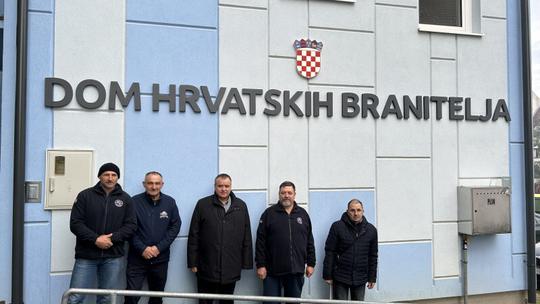 Zgrada je uređena iznutra i izvana, potpuno opremljena, sastoji se od uredskih i drugih prostorija, konferencijske sale, višenamjenske dvorane, spremišta, lifta, nekoliko sanitarnih čvorova i kuhinje