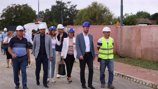 RADOVI napreduju planiranom dinamikom, a gradonačelnik Radić istaknuo je da je od devet čestica u IT parku zakupljeno njih šest, a u tijeku je i izrada pravilnika za zakup poslovnih ureda u središnjoj zgradi parka