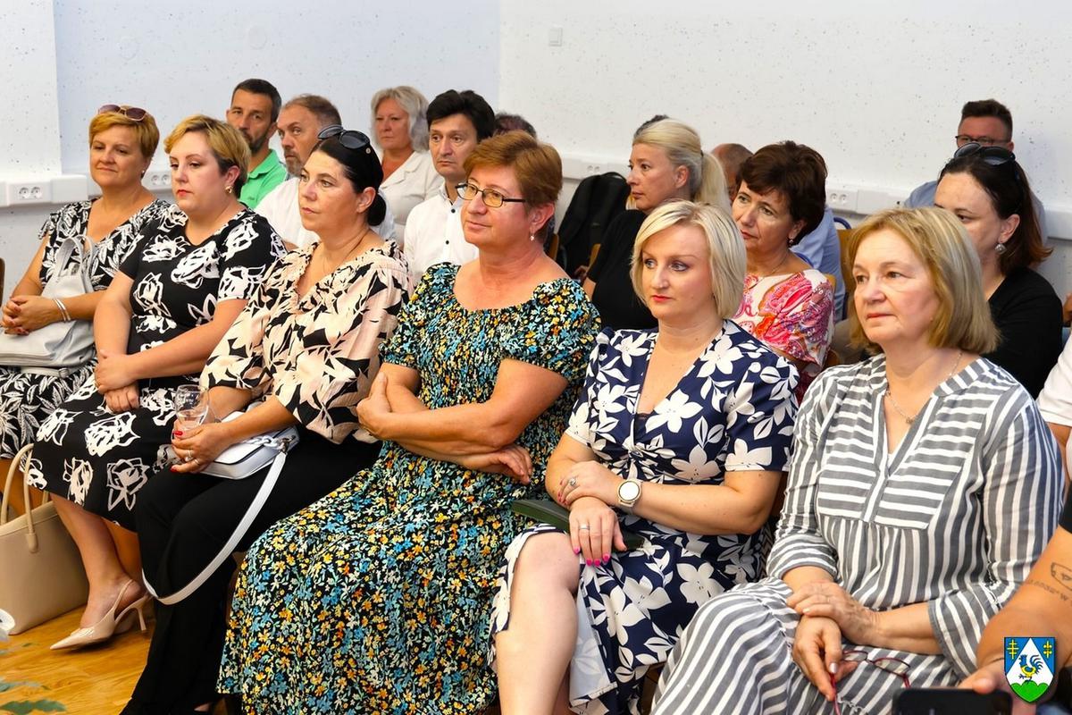 storyeditor/2024-09-09/skole_2.jpg U DRUGOM investicijskom ciklusu u školstvu u Koprivničko-križevačkoj županiji radit će se na 12 projekata čiji je cilj uvođenje jednosmjenske nastave, podizanje standarda i proširenje prostora, istaknuo je župan Darko Koren
