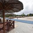 Slijedi uređenje zone oko sanitarnih čvorova – postavljanje rampi i rukohvata kako bi se omogućio nesmetan pristup plaži svim korisnicima, a osobito osobama s invaliditetom