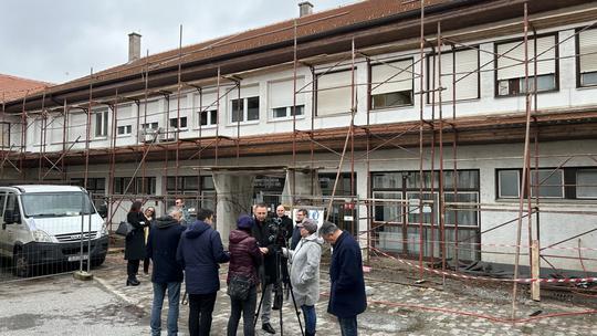 Ukupna vrijednost radova iznosi 38.320 eura. Predviđen je završetak radova do 5. prosinca, no to će ovisiti i o vremenskim uvjetima. Župan Marušić i gradonačelnik Pirak desno