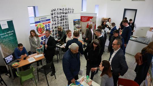 UZ DIREKTNO povezivanje poslodavaca i nezaposlenih osoba omogućuje se bolja usklađenost ponude i potražnje jačanjem partnerstva za zapošljavanje i pridonosi razvoju gospodarstva