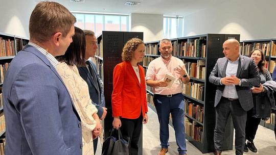 VINKOVAČKA knjižnica u rangu je Nacionalne i sveučilišne knjižnice u Zagrebu prema broju i raznolikosti usluga koje pruža i prostora koji se obraćaju različitoj publici, a ima fokus i na najmlađe